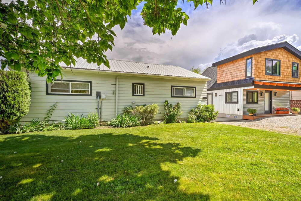 Waterfront Osoyoos Lake Cottage w/ Beach & Patio! view 4