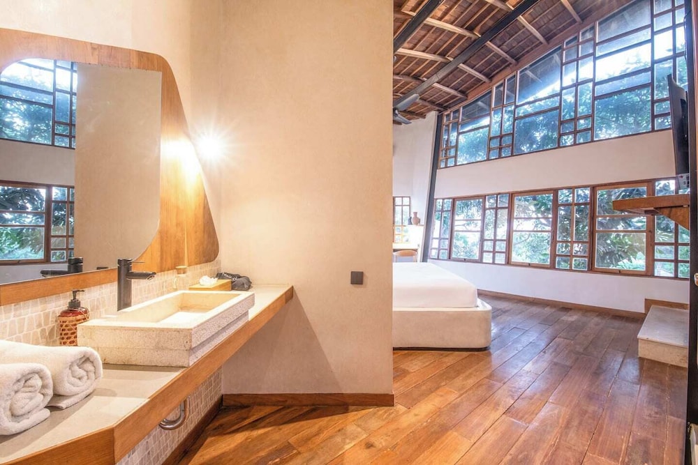 Gorgeous 2-br Penthouse With Views, 800m to the Be