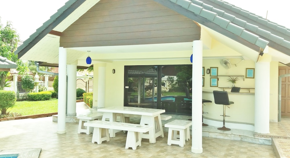 Baan Laksee Pool Villa