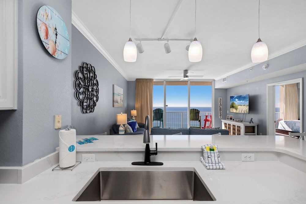 Tidewater Escape: 1br/2ba Beachfront Condo, Sleeps 6, Gulf Views & Comfort!