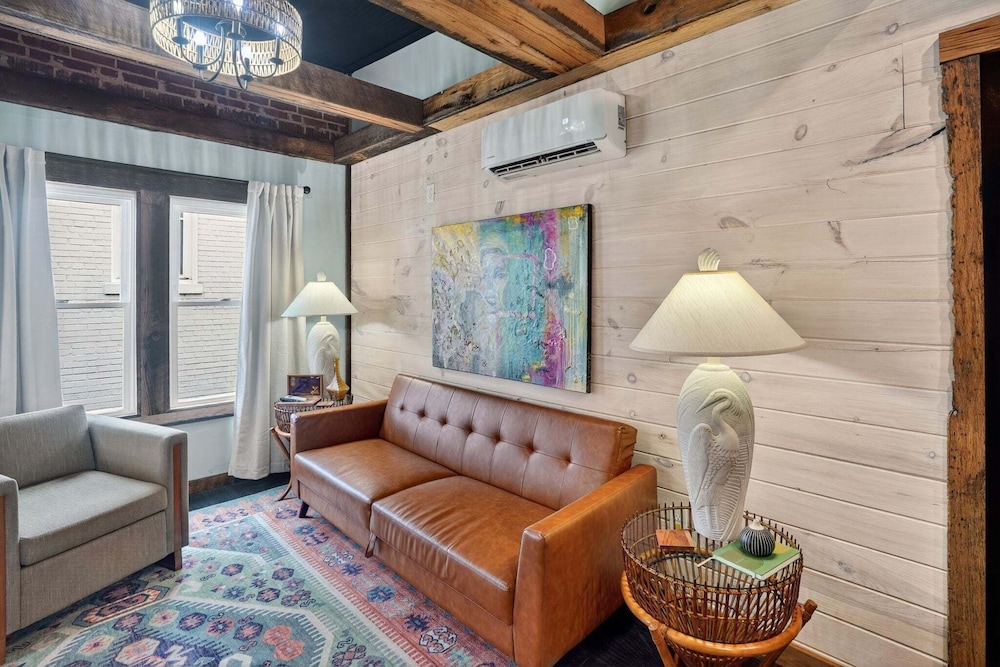Stylish Retro Stay, Columbia House Unit D 1 Bedroom Apts