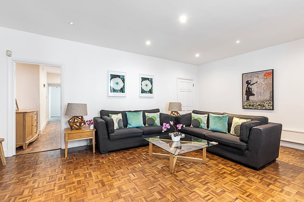 Charming Kensington Apartment