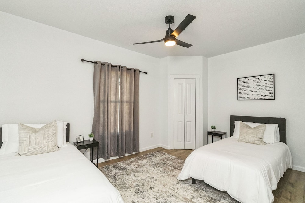 Stylish 4BR Home Mins to Downtown River Walk