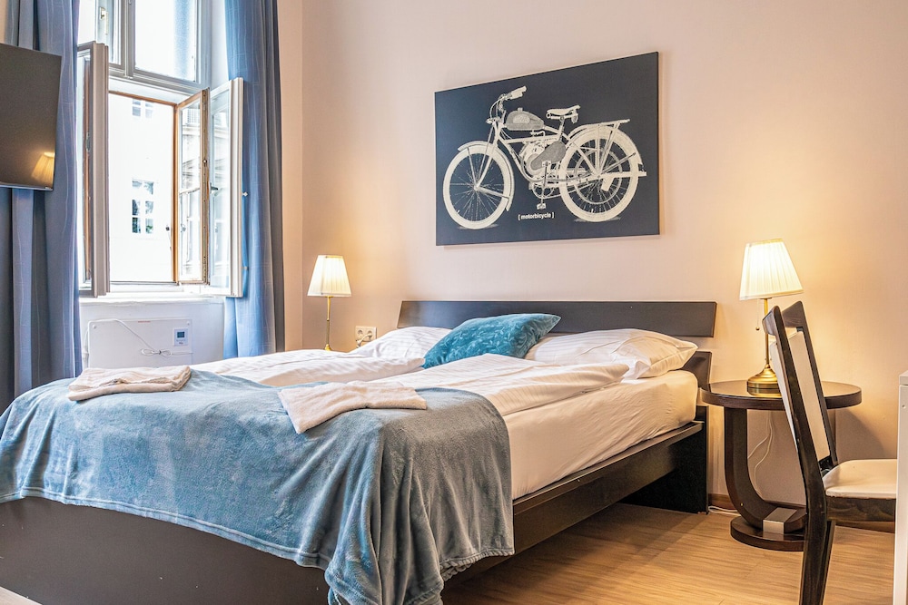 3 Apartments For 16 Near Lugner