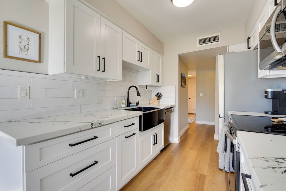 9 Mi to Downtown Tempe: Condo w/ Pool Access
