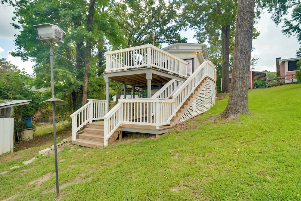 'lakeside Haven' w/ Deck & Views in Jefferson!