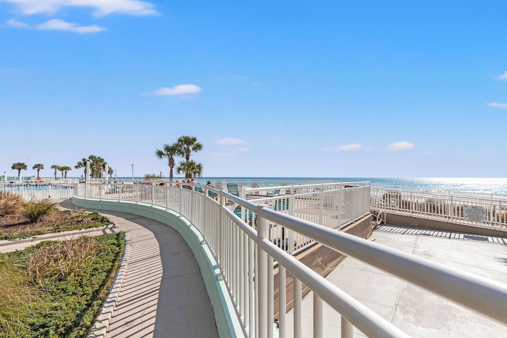 Steps to Paradise: Ground-floor 2br/2ba Beachfront Condo, Sleeps 8, Gulf Views!