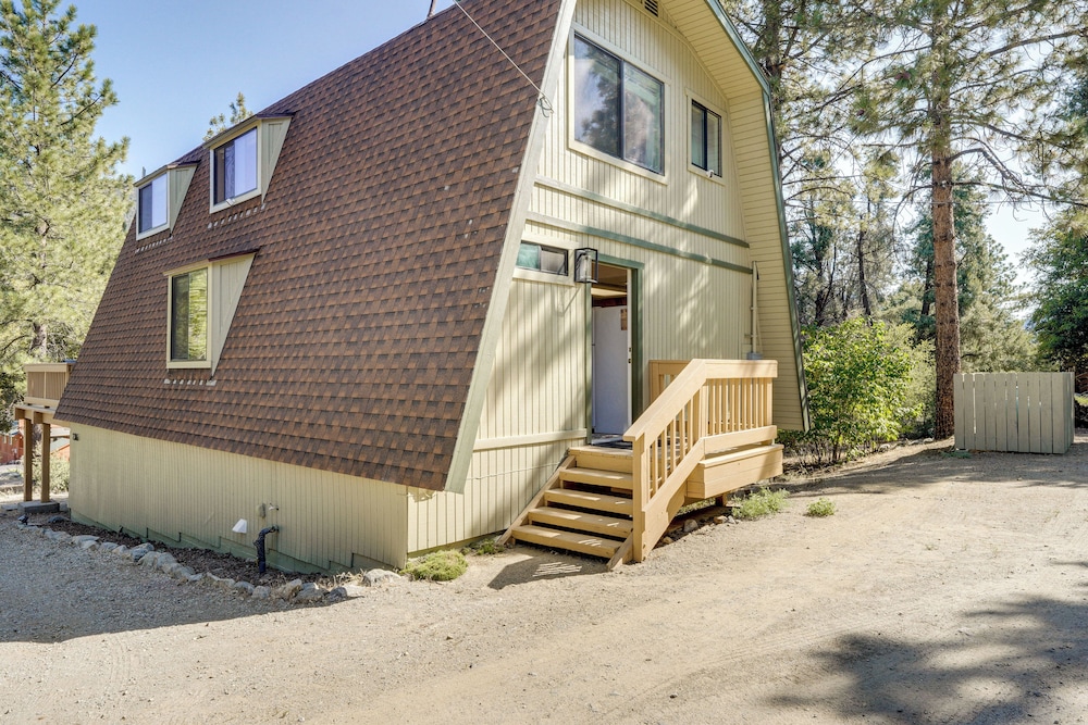 Walk to Village: Cozy Cabin in Pine Mountain Club!
