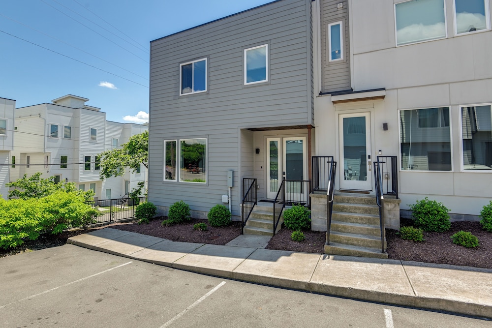 Skyline Views: Nashville Townhome 3 Mi to Broadway