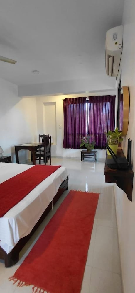 Wave Morjim Hotel
