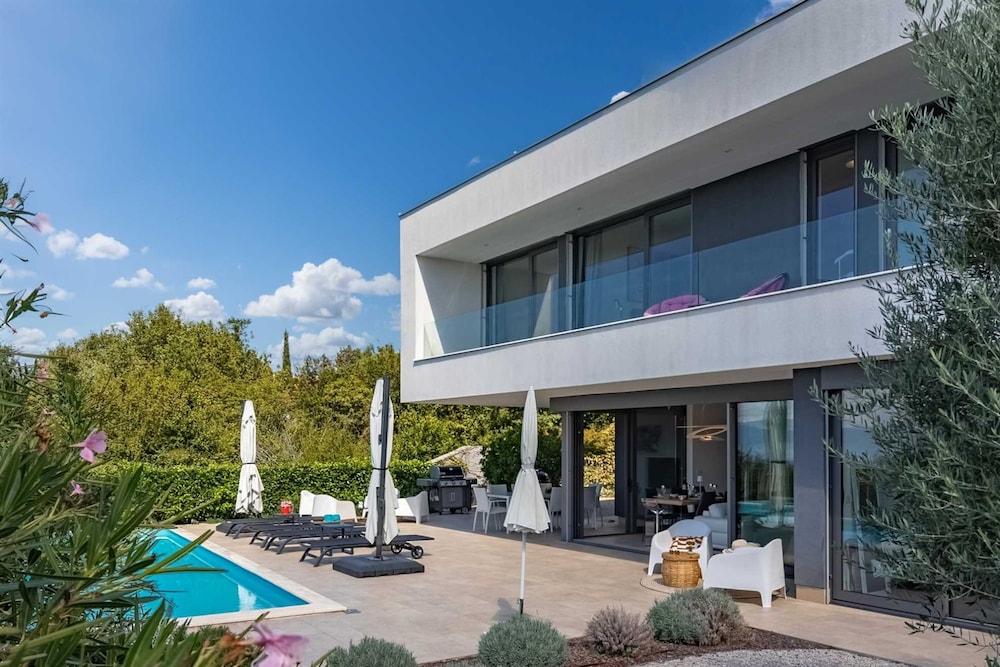 Villa Luxor With Heated Pool
