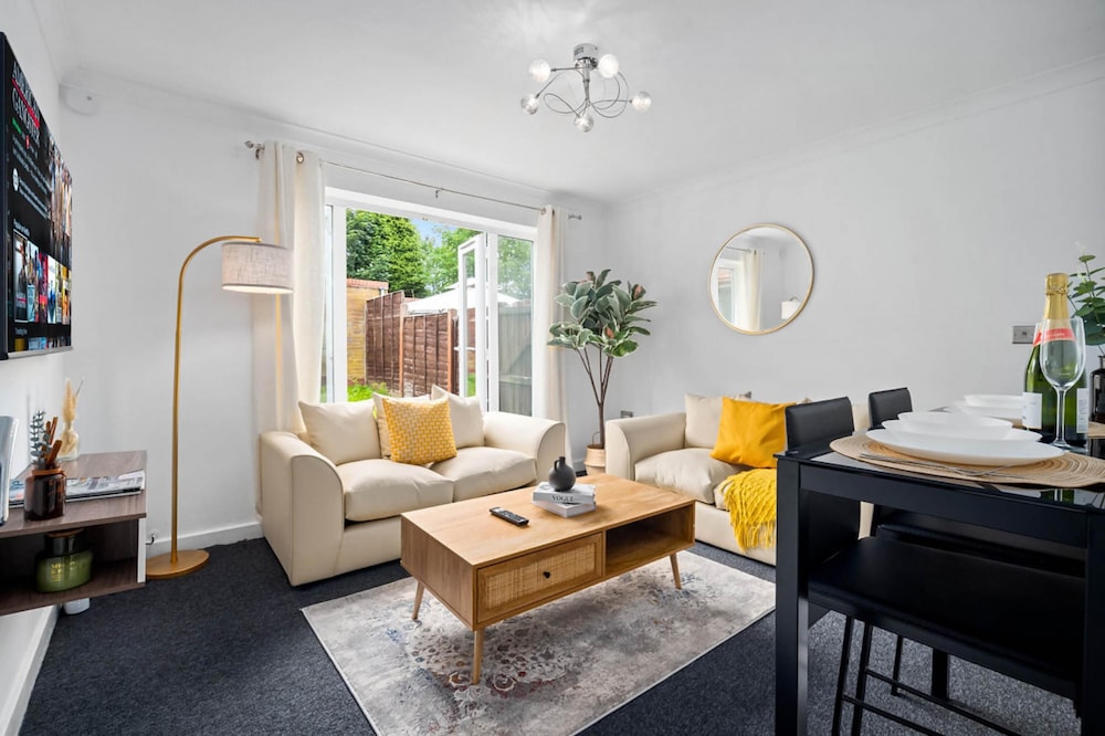 Cute Modern Mews Home in Oldbury