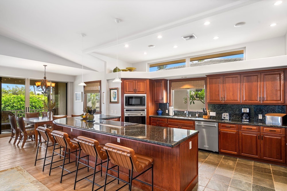 Close to Beaches & Restaurants - Spacious Townhome - Concierge Incl- Vrkcv