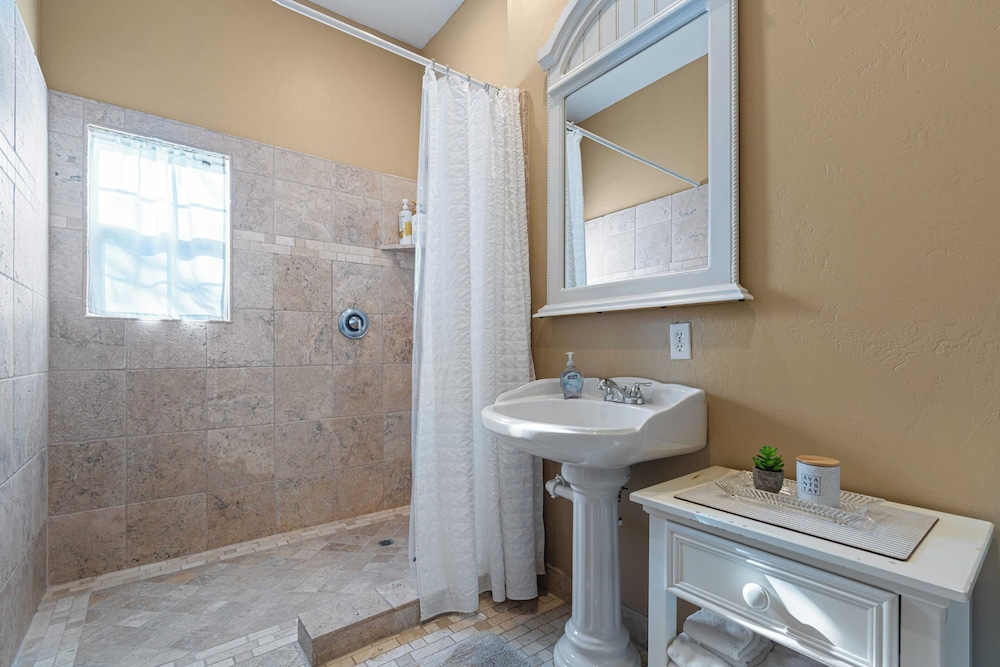 Victorian Manor In Paso Robles Wine Country + Pool, Hot Tub, Firepit, Tennis Court Sleeps 28
