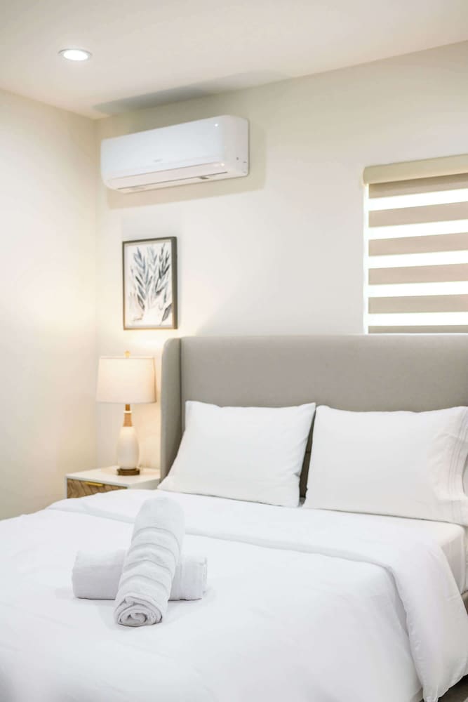 Modern New 3B Home Fully Stocked Cozy Sunlight