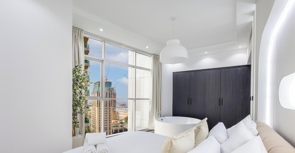 LUX The Sky Dubai Eye View Suite
