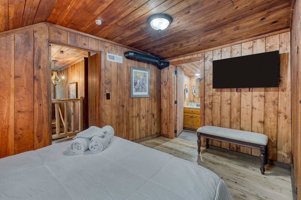Riverwood Gatlinburg Pigeon Forge Cabin w River Views