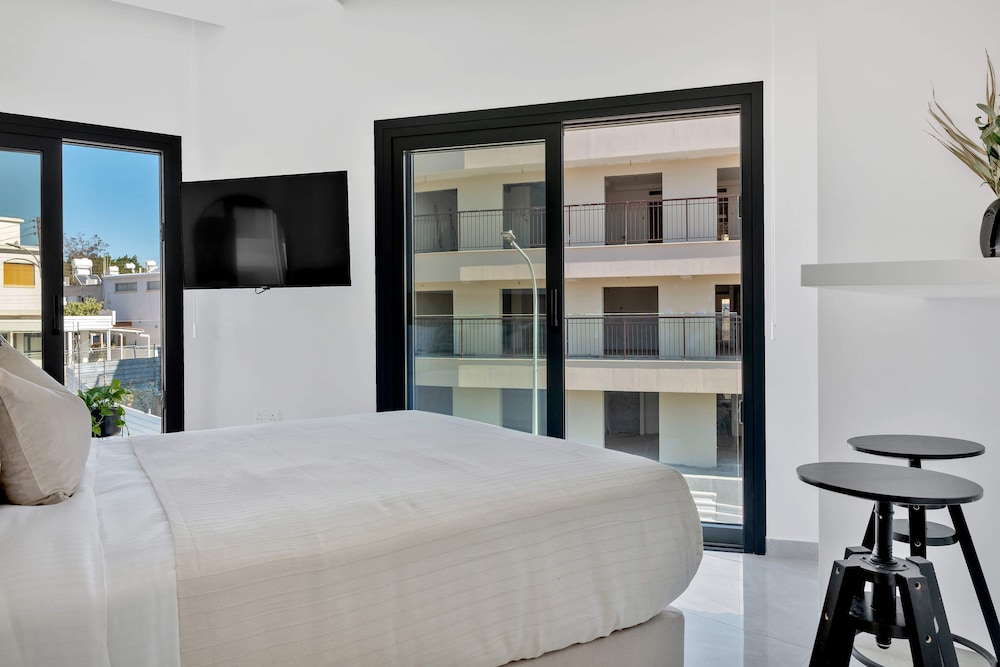 Phaedrus Living: Alkminis Seaside Suites Playa