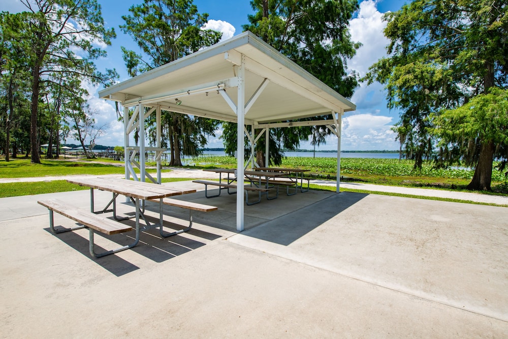 Sebring Vacations - Buttonwood Bay RV Resort - Property Image 17