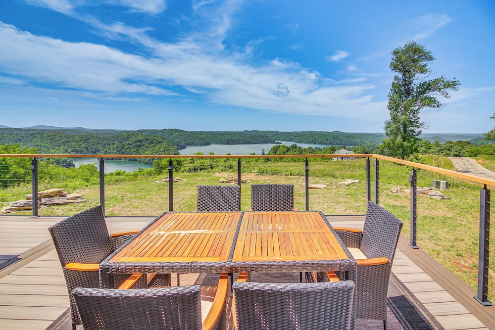 Stunning Hilham Home w/ Hot Tub, Views & Fire Pit!