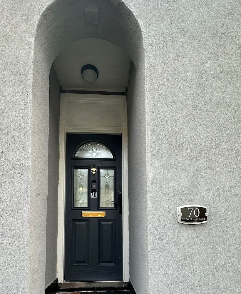 Luton Town House Near Airport