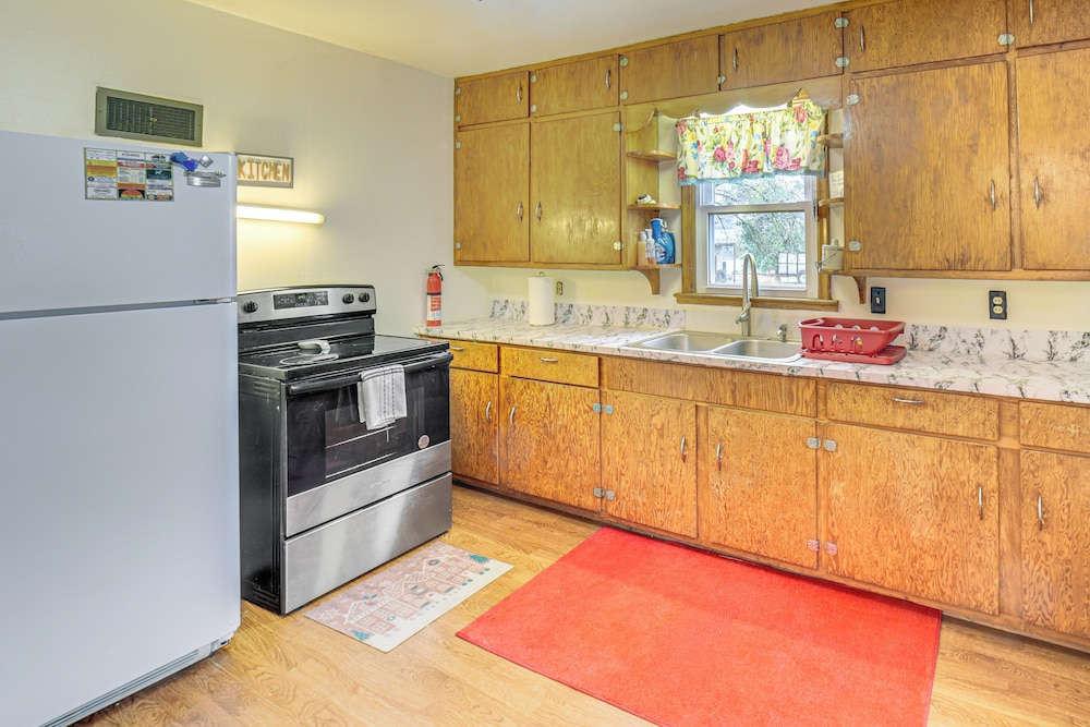 Walk to Restaurant & Bar: Home w/ Deck in Gary