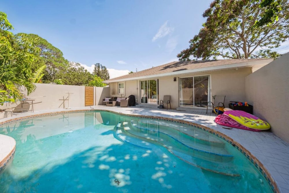 Hotel Beachside Bliss Pool Paradise Home - Image 1