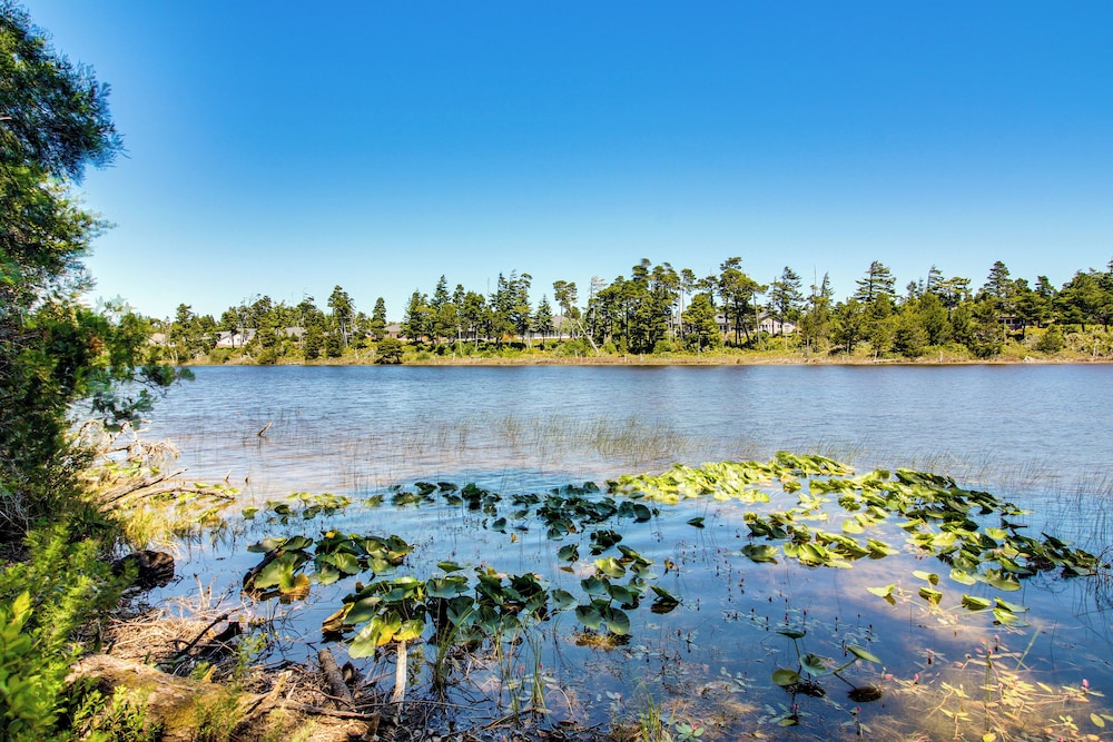 Quiet Lakefront Retreat < 2 Mi to Heceta Beach!