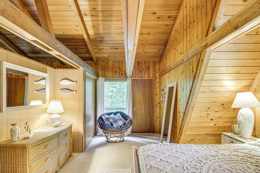 Canal Across Street: Family Cabin in Breezy Point!