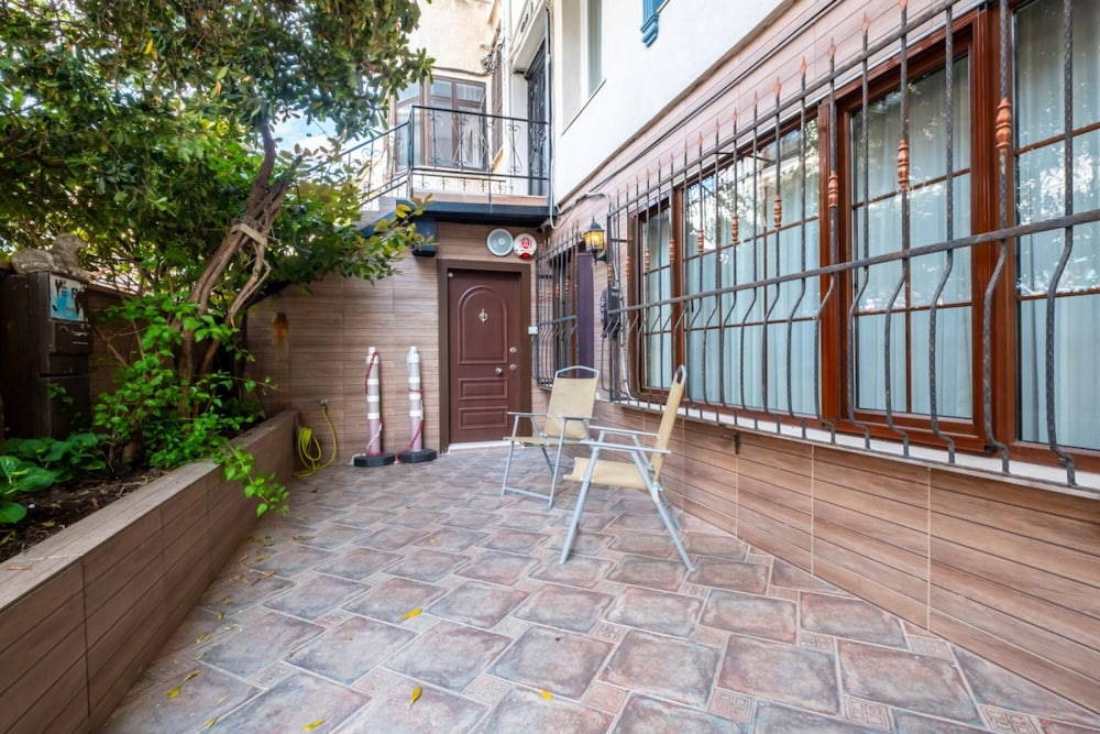 Flat With Garden Close to Coast in Uskudar