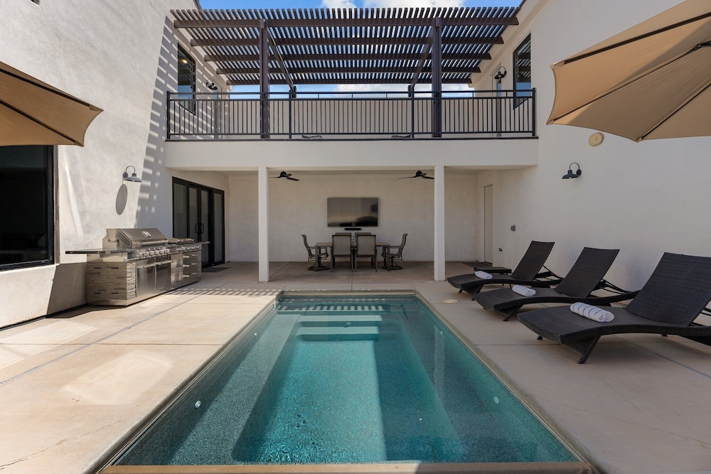 Desert Jewel With Private Gym And Pool 4 Bedroom Townhouse