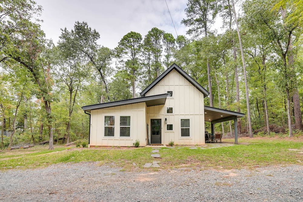Lakefront Texas Abode w/ Kayaks, Fire Pit & Patio!