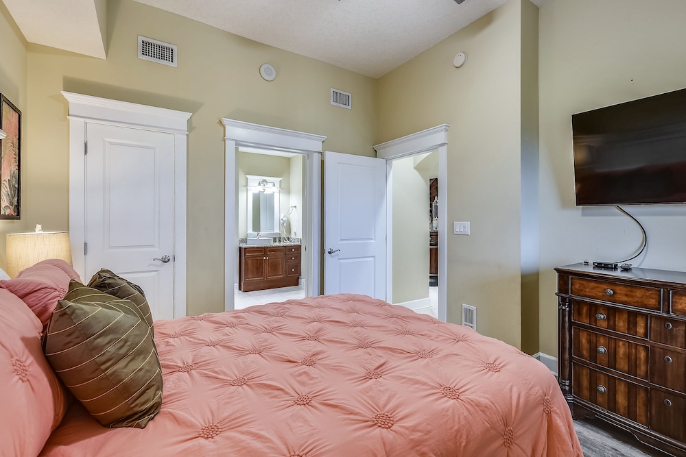 Grand Panama Beach Resort by Book That Condo