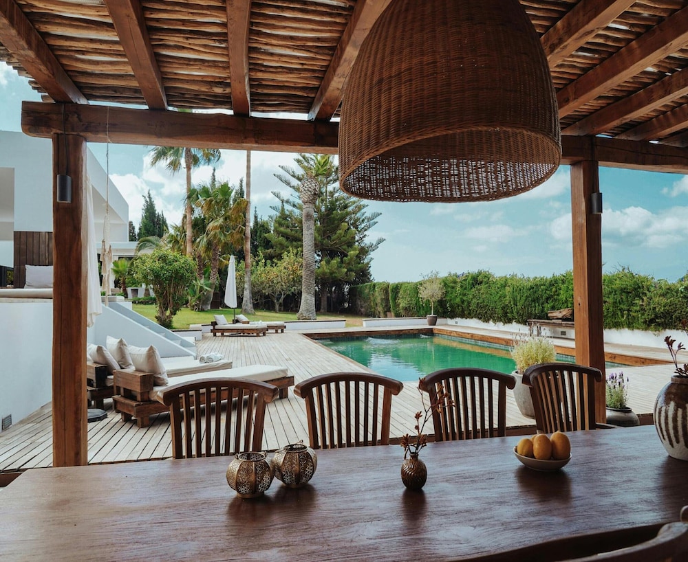 Luxurious Villa With Bright Terrace