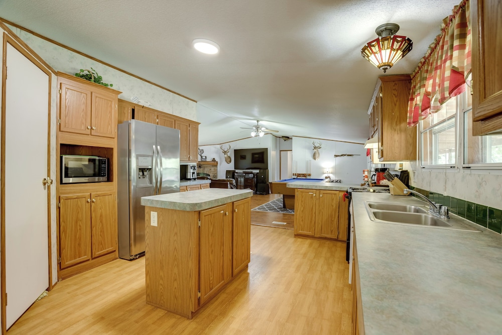 Play Games, Bike & Unwind: Cleveland Family Home!