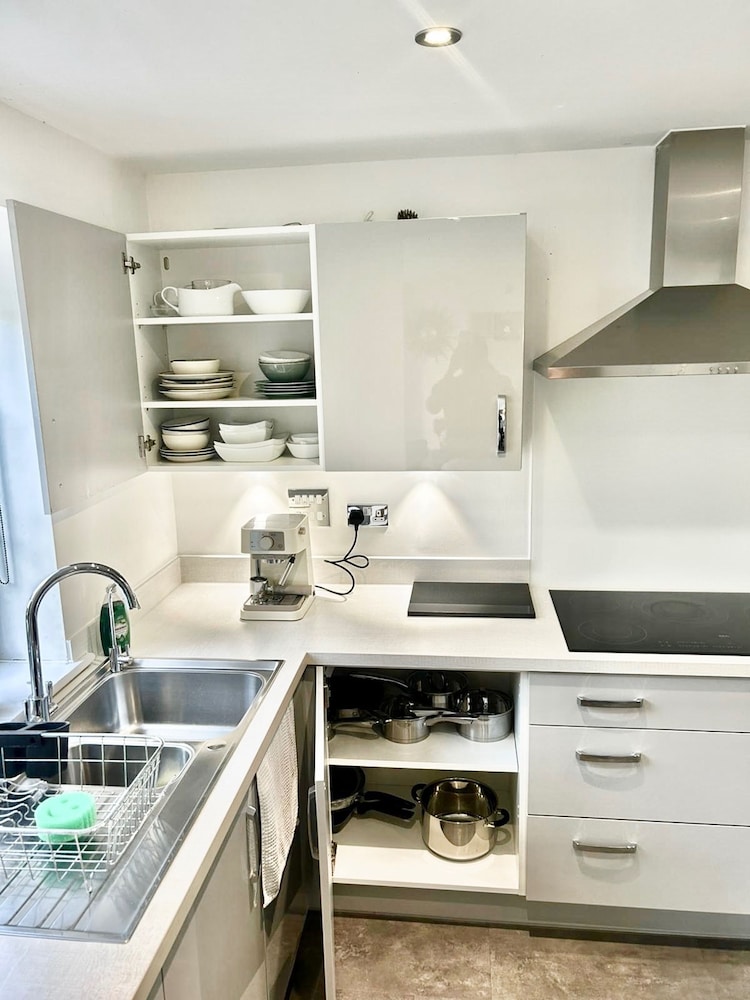 Luxurious Majestic 4 Bedroom- Free Parking