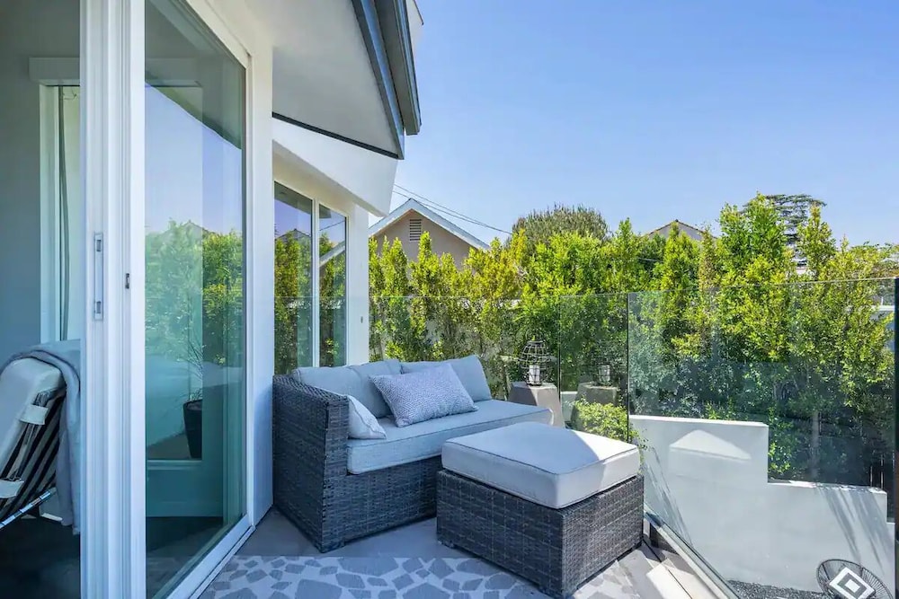 Troy Dr - Sleek & Modern Hollywood Hills Home With Stunning Views