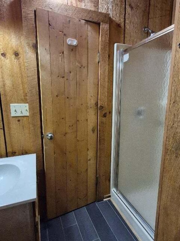 The Fur Traders Cabin- Pigeon Forge 2 Bedroom Cabin