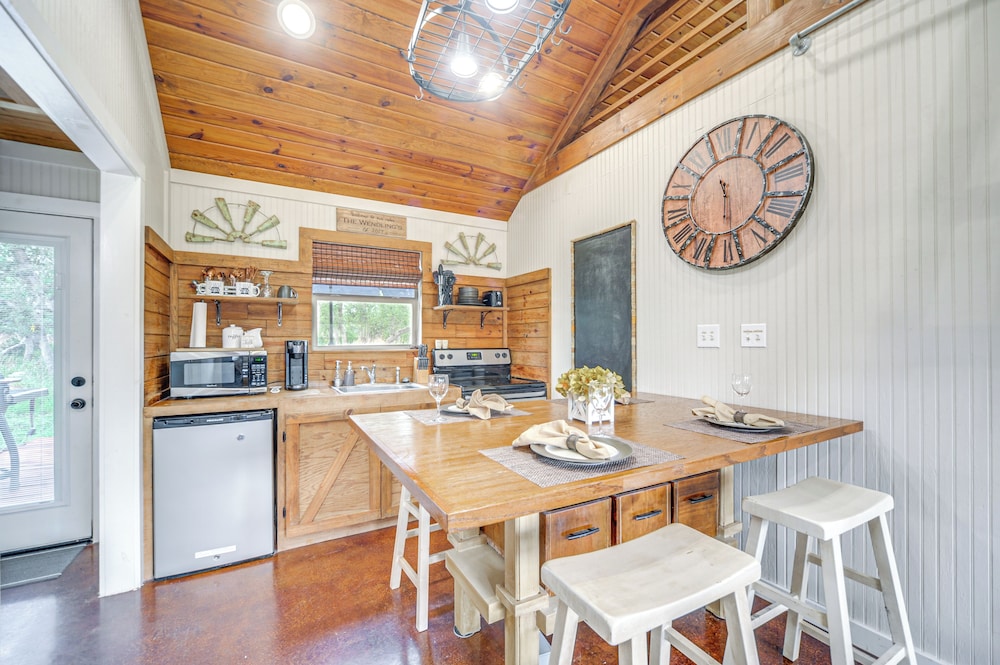 8 Mi to Dtwn Wimberley: Cabin Retreat on 5 Acres!