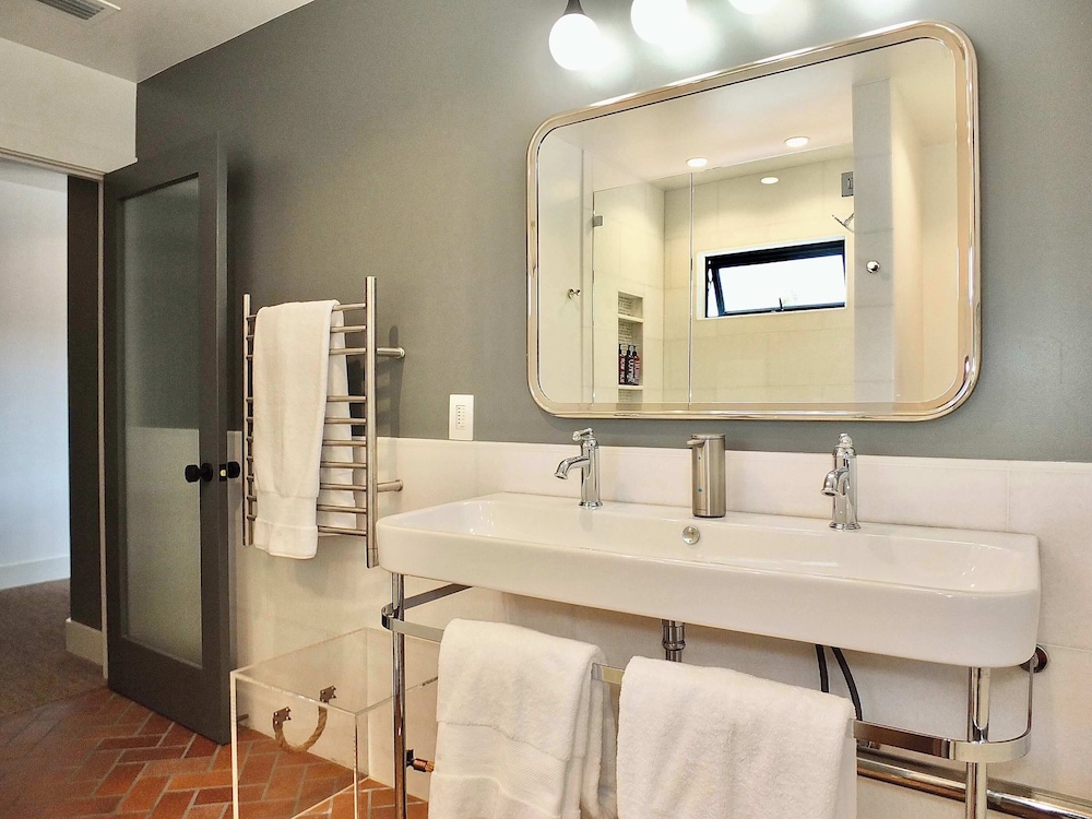 Naples Luxury Retreat - 2 BDR Stay for 4 With Rooftop Patio Near Shops
