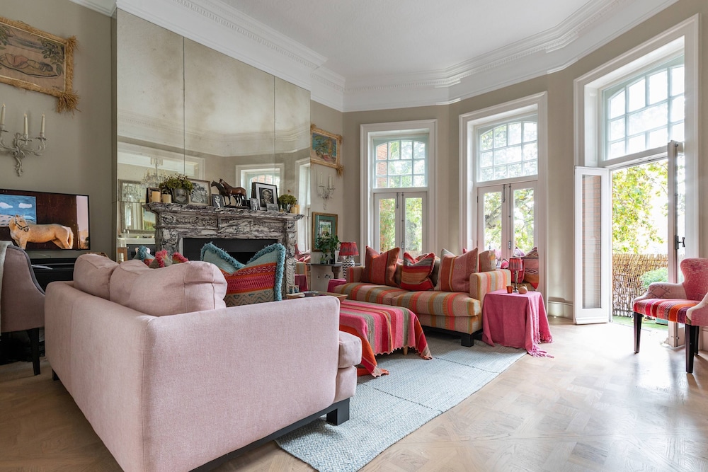 Chelsea Embankment III by Onefinestay