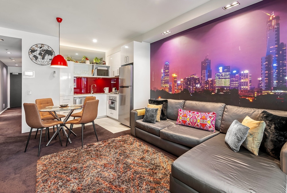 Sleek & Central 2-bed Apartment in Melbourne
