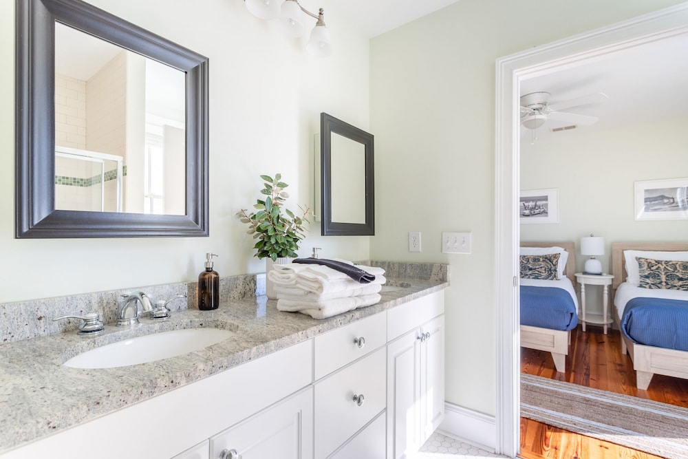 Sea Shell by Avantstay Breezy Beachside Getaway w Rooftop Deck 6 BRs