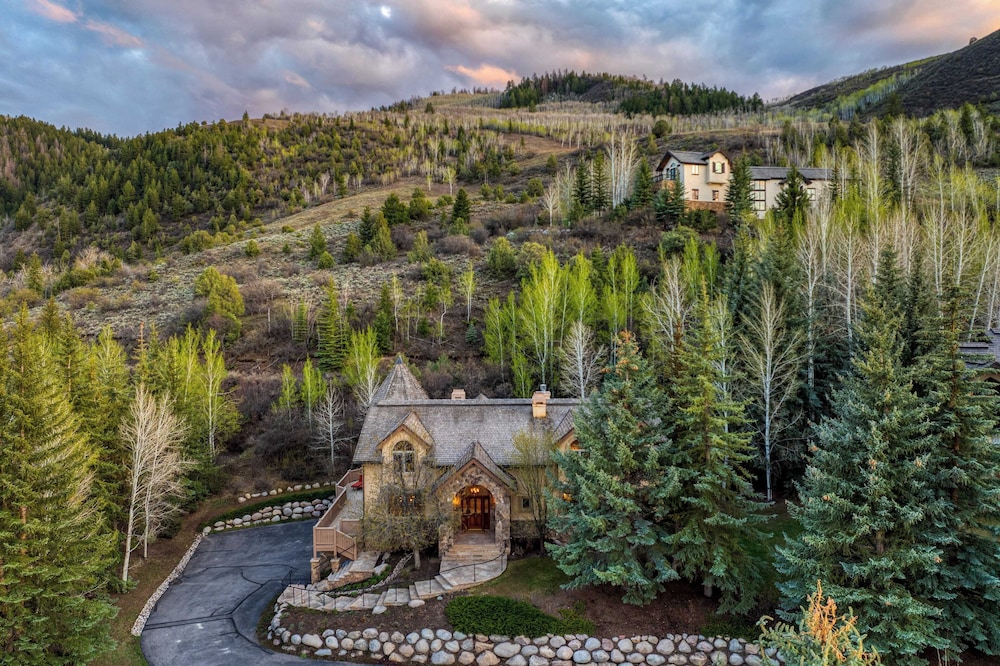 Cozy Edwards Retreat w/ Fireplace, Near Ski Resort Osprey Nest by Avantstay