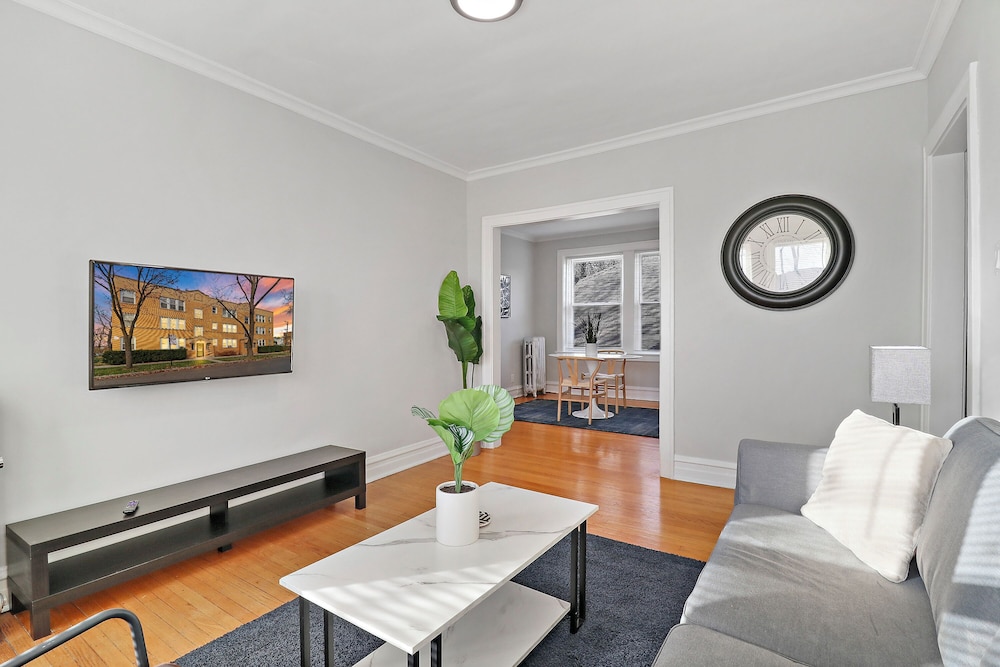 1BR Airy Apt- Barry 2