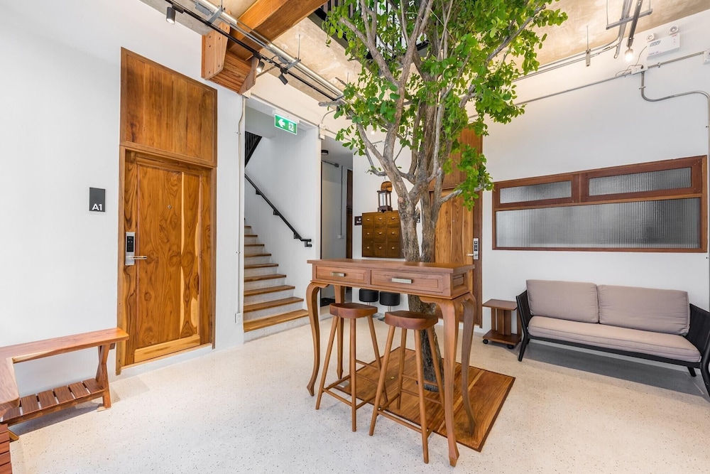 Lobby & Reception