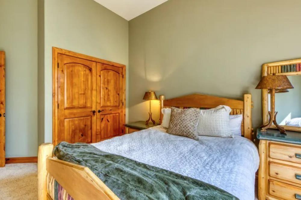 Breckenridge 5 Bedroom Luxury Home w/ Hot Tub & Views!