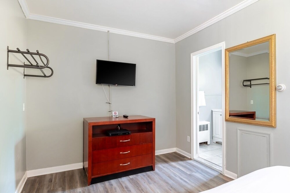 Comfortable Brownstown Stay Queen Bed & Private Bath