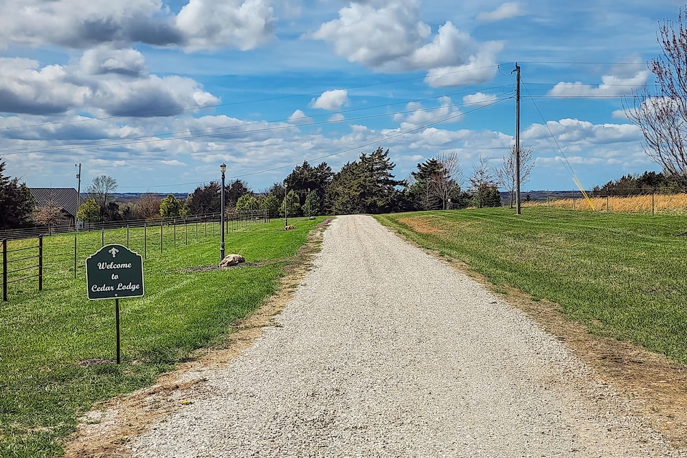 Pond Access & Fishing: 'cedar Lodge' in Versailles