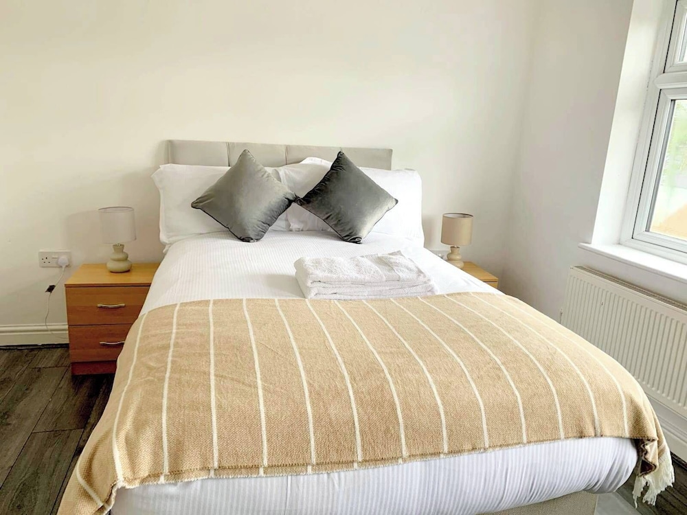 Spacious 4bed Home Near Woking Attractions&nature